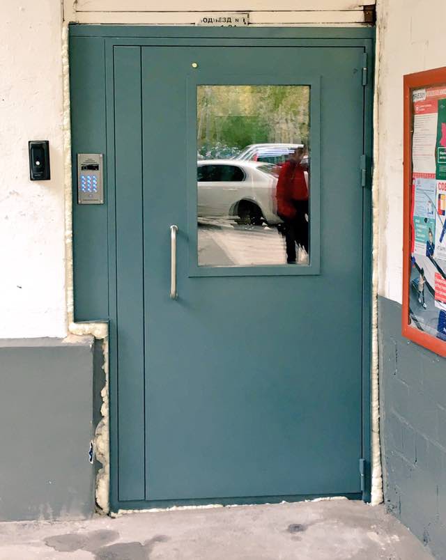 Фото двери в подъезде снаружи